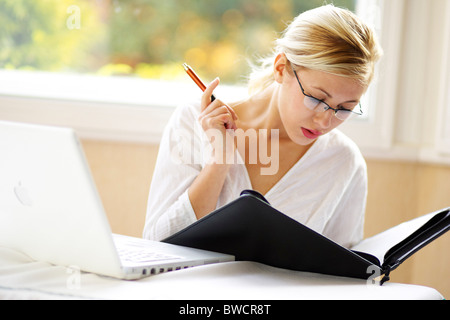 La donna ha sottolineato in office Foto Stock