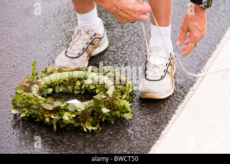 Martha Ernstdottir, vincitore, mezza maratona, 2009 Maratona di Reykjavik, Islanda. Ella è lo svincolo del tempo-tag dalla sua scarpa. Foto Stock