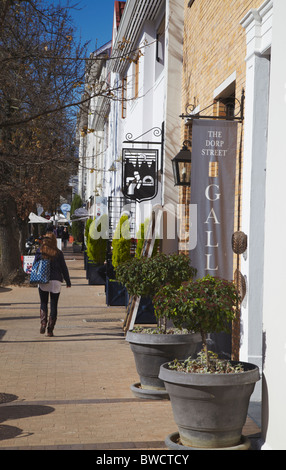 La donna a piedi lungo Via Dorp, Stellenbosch, Western Cape, Sud Africa Foto Stock