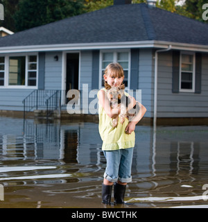 Stati Uniti d'America, Illinois, Chillicothe, ragazza (8-9) portante Yorkshire terrier e di stare in acqua Foto Stock