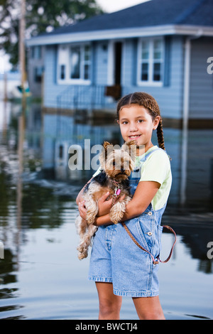 Stati Uniti d'America, Illinois, Chillicothe, razza mista ragazza (8-9) portante Yorkshire terrier e guardando la fotocamera Foto Stock