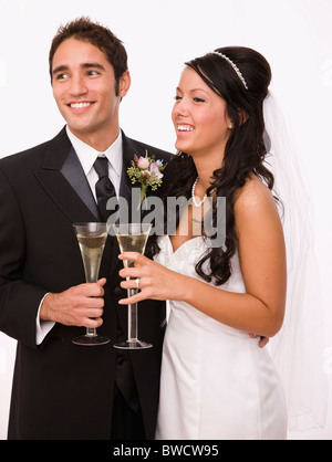 Stati Uniti d'America, Illinois, Metamora, Studio shot della sposa e lo sposo holding champagne flauti Foto Stock