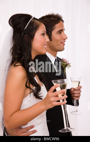 Stati Uniti d'America, Illinois, Metamora, Studio shot della sposa e lo sposo holding champagne flauti Foto Stock