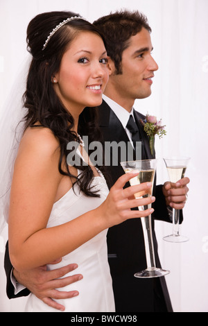 Stati Uniti d'America, Illinois, Metamora, Studio shot della sposa e lo sposo holding champagne flauti Foto Stock