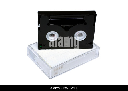 Due mini-DV cassette isolate su sfondo bianco. Foto Stock