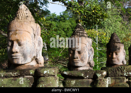 Sculture di pietra di confine il ponte per il tempio di Angkor Thom in Angkor. Cambogia. Asia Foto Stock