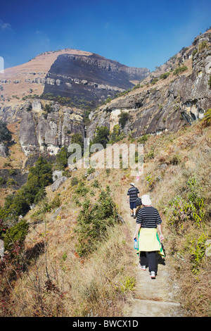 Persone Escursioni a Monaco cappottatura della Riserva Naturale, Ukhahlamba-Drakensberg Park, KwaZulu-Natal, Sud Africa Foto Stock