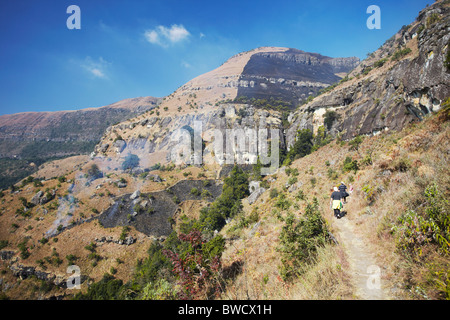 Persone Escursioni a Monaco cappottatura della Riserva Naturale, Ukhahlamba-Drakensberg Park, KwaZulu-Natal, Sud Africa Foto Stock