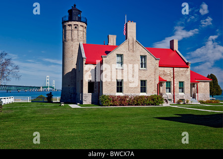 Michigan's Old Mackinac Point Lighthouse (1889) sorge in corrispondenza della giunzione del lago Michigan e del Lago Huron con il ponte Mackinac. Foto Stock