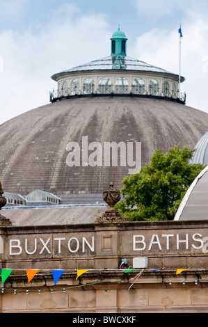 Buxton bagni in primo piano con il Derbyshire cupola in background, Buxton, Regno Unito Foto Stock