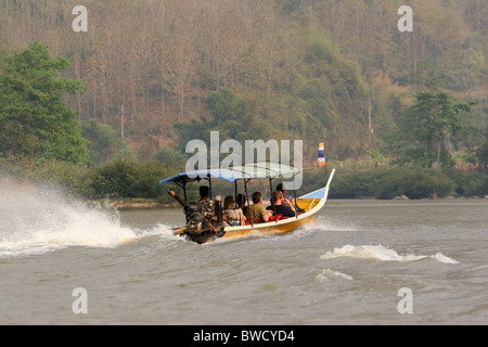 Turisti che si godono una coda lunga gita in barca sul fiume Kok, nel nord della Thailandia. Foto Stock