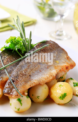 Pan fritto di filetti di trota con patate - dettaglio Foto Stock