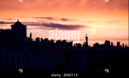 Sunrise. Il tetto del Palazzo d'inverno, la silhouette.Lo Stato Hermitage Museum di San Pietroburgo, Russia. Foto Stock