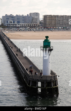 Faro e Pier, Porto di Calais, Francia Foto Stock