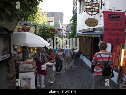 Strada trafficata piena di turisti, la più antica taverna, Drosselhof nel Drosselgasse, Rudesheim, Germania Foto Stock