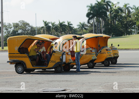 Coco cubano Buggy giallo taxi sulla strada, La Habana - Havana Cuba Ottobre 2010 Foto Stock