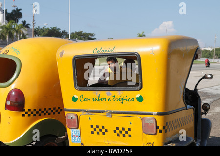 Coco cubano Buggy giallo taxi sulla strada, La Habana - Havana Cuba Ottobre 2010 Foto Stock