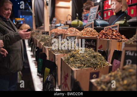 Parigi, Francia, lo Shopping di Natale, Tè verde sul display al tradizionale Mercato di Natale su Avenue des Champs Elysees, venditore ambulante, Display Foto Stock