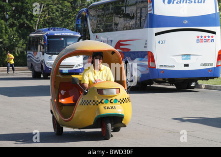 Cubano Buggy coco taxi sulla strada, La Habana - Havana Cuba Ottobre 2010 Foto Stock