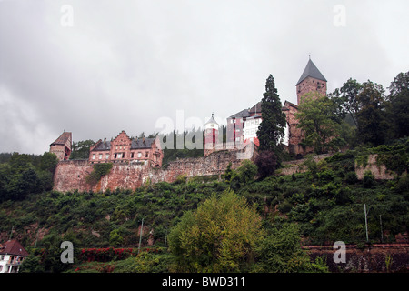 Il castello di Zwingenberg, alta sopra il fiume Neckar, Germania Foto Stock