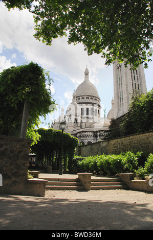 Vista posteriore del Sacre Coeur da Parc de la Turlure, Montmartre, Parigi, Francia Foto Stock