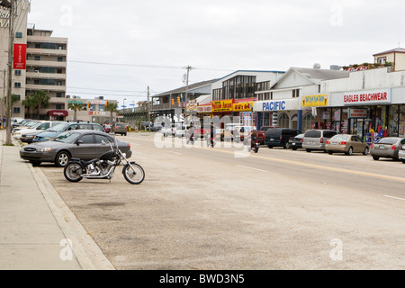 Negozi, ristoranti e un hotel lungo la Atlantic Avenue nella piccola cittadina di Città Giardino, SC, a sud di Myrtle Beach, SC, STATI UNITI D'AMERICA Foto Stock