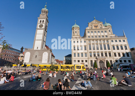 Persone, Municipio posto, PERLACH Tower, Municipio, Augsburg, Baviera, Germania Foto Stock