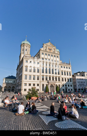 Persone, Municipio posto, PERLACH Tower, Municipio, Augsburg, Baviera, Germania Foto Stock