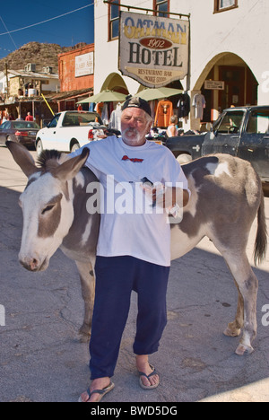 Uomo con burro sulla strada di Oatman, Arizona Foto Stock