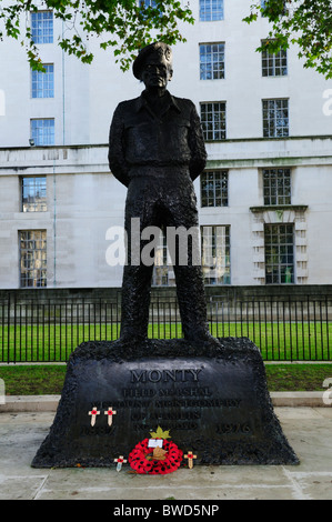 Statua di Monty, Maresciallo di Campo Visconte Montgomery di Alamein, Whitehall, London, England, Regno Unito Foto Stock