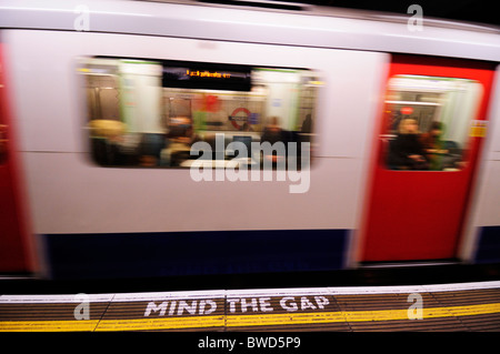 Mente il divario di sicurezza avviso di avvertimento al monumento della Metropolitana Stazione, London, England, Regno Unito Foto Stock