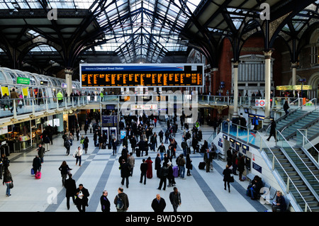Liverpool Street Stazione ferroviaria concourse, London, England, Regno Unito Foto Stock