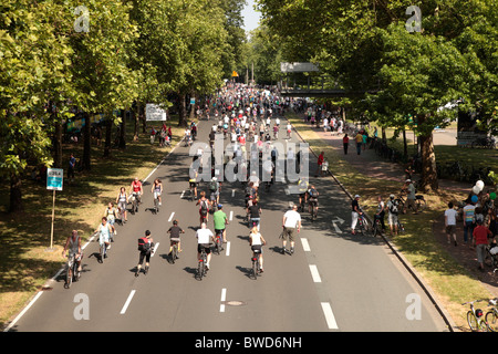 Biciclette sull'autostrada tedesca A40 a Dortmund, la zona della Ruhr - Stilleben evento in estate 2010 Foto Stock