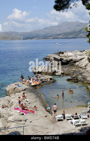 Una bella vista a Kamen Mali beach nella penisola di RAT nella città di Cavtat. Ci sono molte belle spiagge nella città di Cavtat. Foto Stock