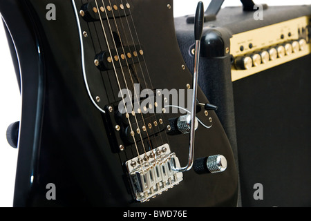 Chitarra elettrica e amplificatore isolato su uno sfondo bianco Foto Stock