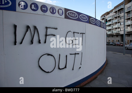 Fresh Anti FMI graffiti su un sito di costruzione parete affluent area di Dublino il giorno stesso in cui il governo irlandese ammette infine a Foto Stock