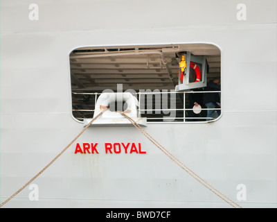 Targhetta di fabbrica all'estremità poppiera della portaerei HMS Ark Royal su una visita di congedo di Tyneside 20 Novembre 2010 Foto Stock