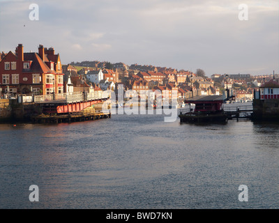 Whitby harbour con lo swing ponte di collegamento tra est e ovest della città chiusa al traffico stradale per tre giorni la manutenzione Foto Stock