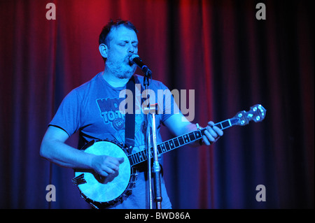 Tom Hingley ex cantante degli inglesi rock band Inspiral Carpets di eseguire da solo Foto Stock