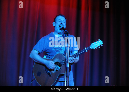 Tom Hingley ex cantante degli inglesi rock band Inspiral Carpets di eseguire da solo Foto Stock