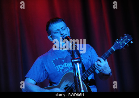 Tom Hingley ex cantante degli inglesi rock band Inspiral Carpets di eseguire da solo Foto Stock