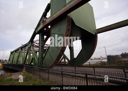 Sollevamento di laminazione (a bilico) ponte tra Oriente galleggiante & West galleggiante sul Mersey Docks, Birkenhead, Wirral, Regno Unito Foto Stock