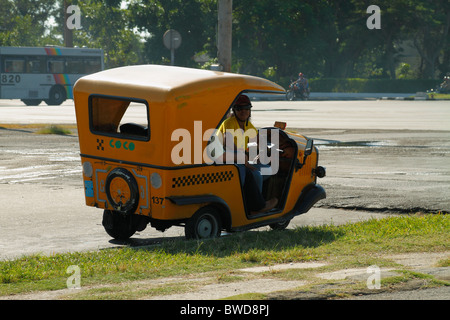 Cubano Buggy coco taxi giallo taxi sulla strada, Havana, Cuba, Ottobre 2010 Foto Stock