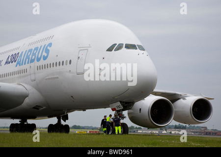 Vista anteriore dell'Airbus A380 i mondi più grande aereo di passeggeri in aeroporto Foto Stock