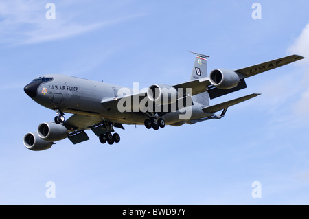 Boeing KC-135R Stratotanker azionato dalla USAF sull approccio finale per lo sbarco a RAF Fairford Foto Stock
