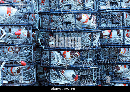 Il granchio bicchieri impilati sul dock al Prince George, Alaska Foto Stock