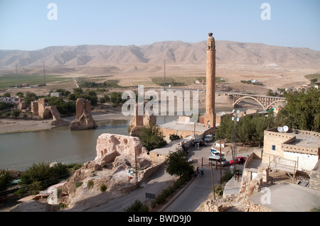 Una vista del fiume Tigri e l antico villaggio curdo di Hasankeyf nella parte orientale della regione dell'Anatolia, nel sud-est della Turchia. Foto Stock