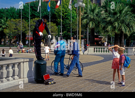 Il popolo francese, persona, MIME, artista di strada eseguendo, Place Massena, città di Nizza Costa Azzurra, Cote d'Azur, in Francia, in Europa Foto Stock