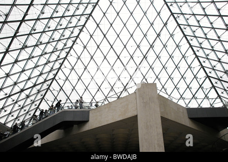 Scale mobili all'interno della piramide del Louvre Foto Stock