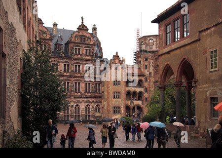 I turisti nel cortile del castello di Heidelberg, Germania Foto Stock